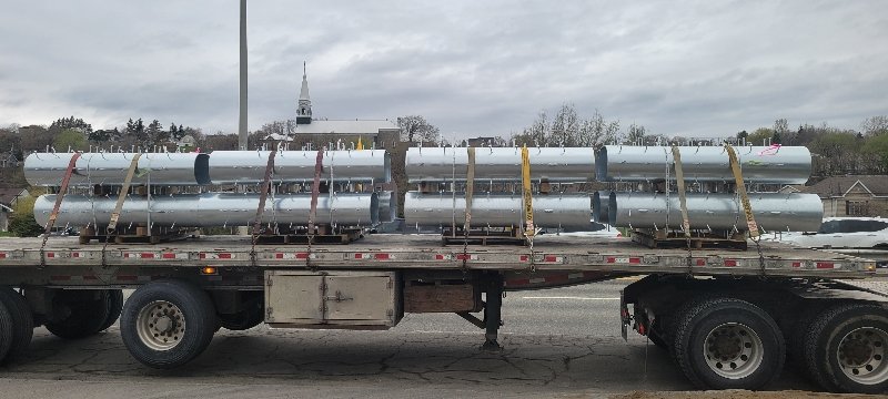 Conduits galvanisés arrimés sur une plateforme